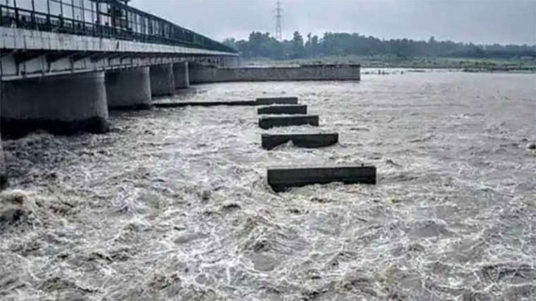 High-level flood in River Ravi at Shahdara; alert issued