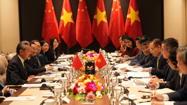 Chinese FM meets with Vietnamese counterpart