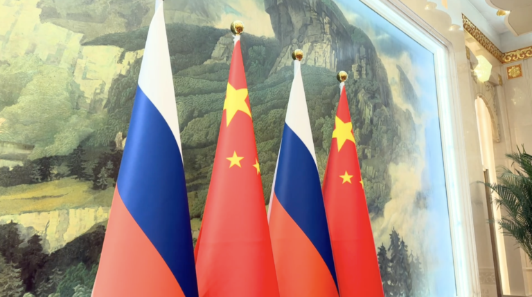 Xi Jinping holds group talks with Vladimir Putin