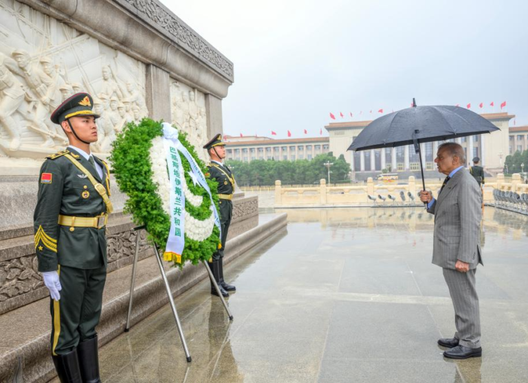 PM lays wreath at People’s Heroes Monument in Tiananmen Square