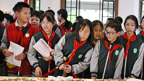 Xi Jinping encourages children to carry forward revolutionary traditions