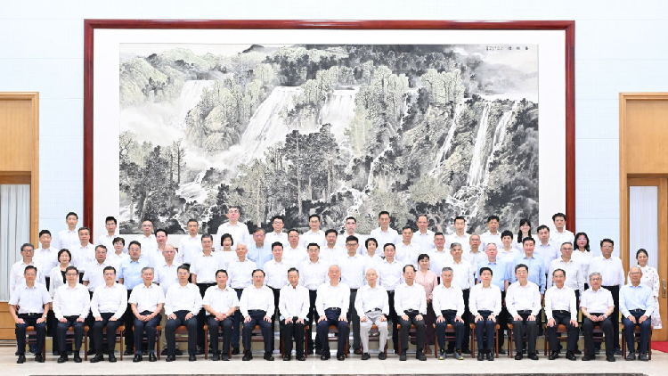 Senior CPC official visits prominent experts