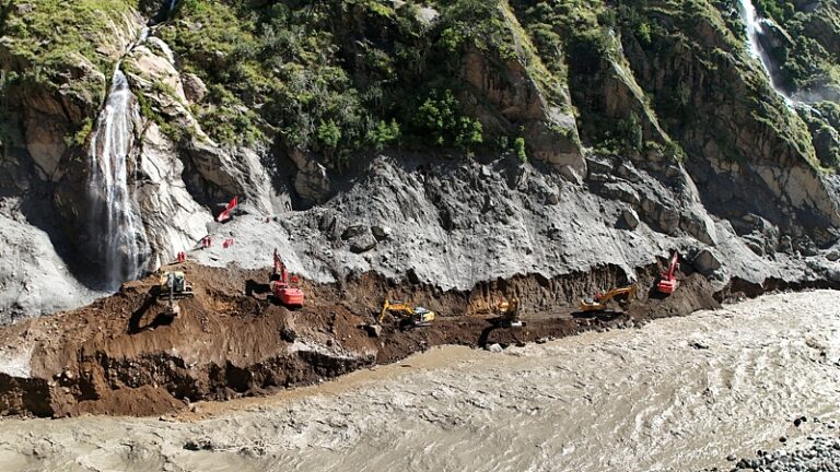 Key highway reopens as round-the-clock Xizang mudslide rescue effort continues